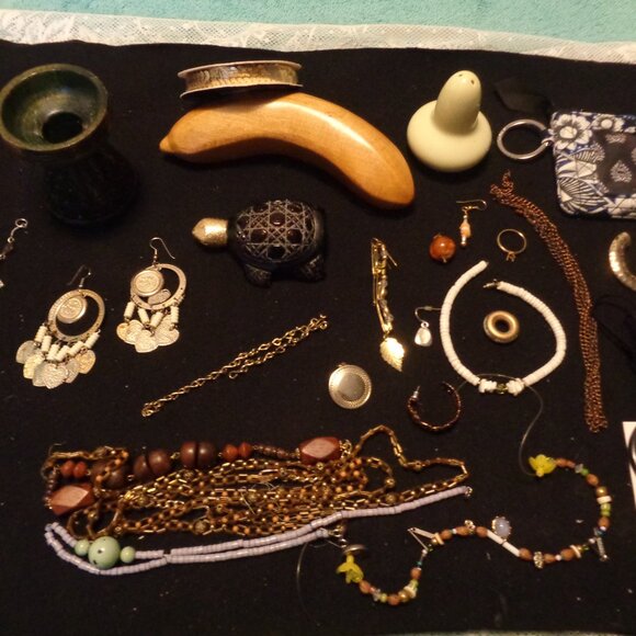 JUNK DRAWER VINTAGE SALT WOOD BANANNA BRADLEY COIN TURTLE JEWELRY PARTS ETC LOT - Picture 2 of 13